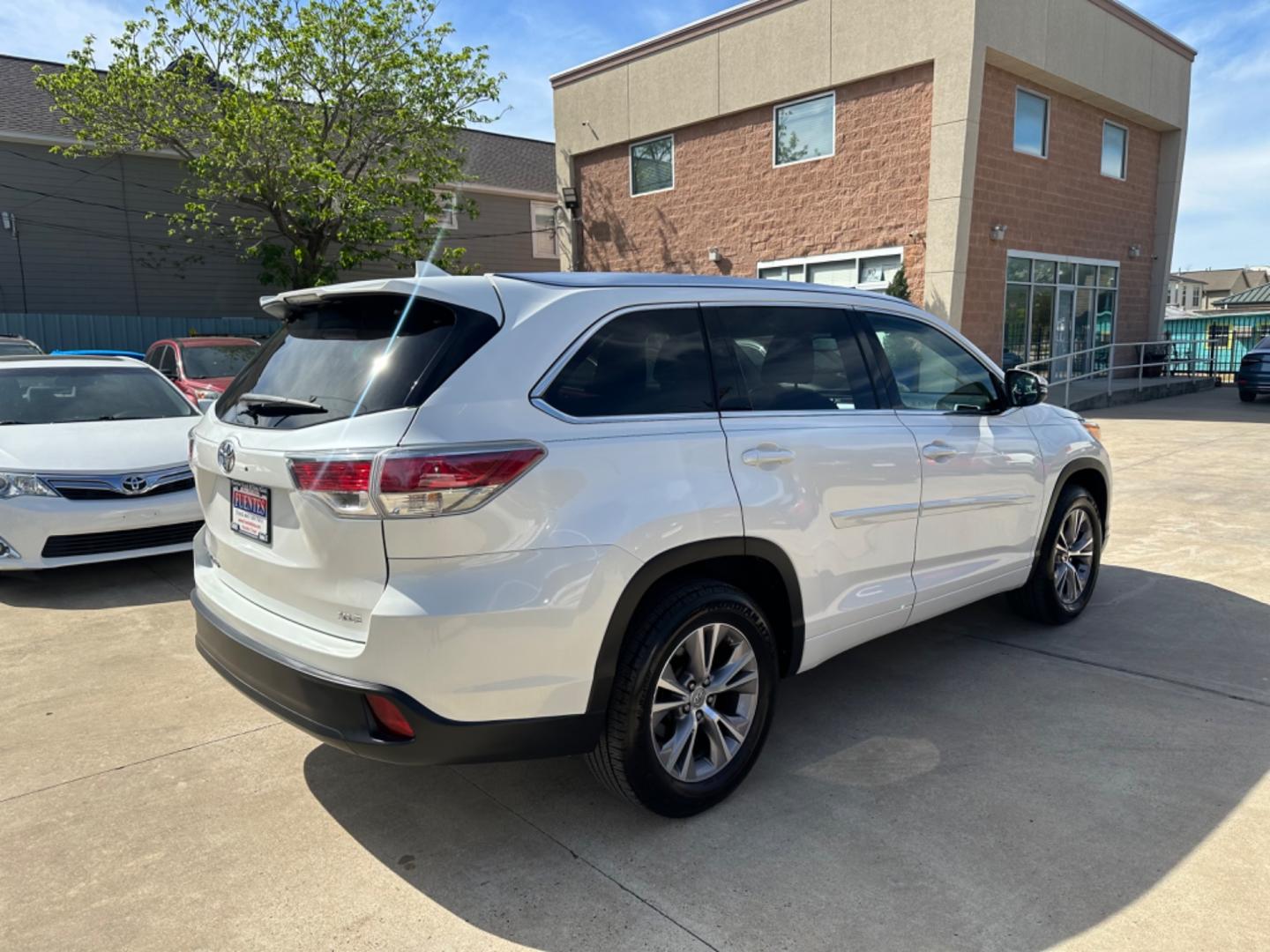 2014 White /Black Toyota Highlander XLE (5TDKKRFH3ES) with an 3.5L engine, Automatic transmission, located at 1501 West 15th St., Houston, 77008, (713) 869-2925, 29.797941, -95.411789 - Photo#2